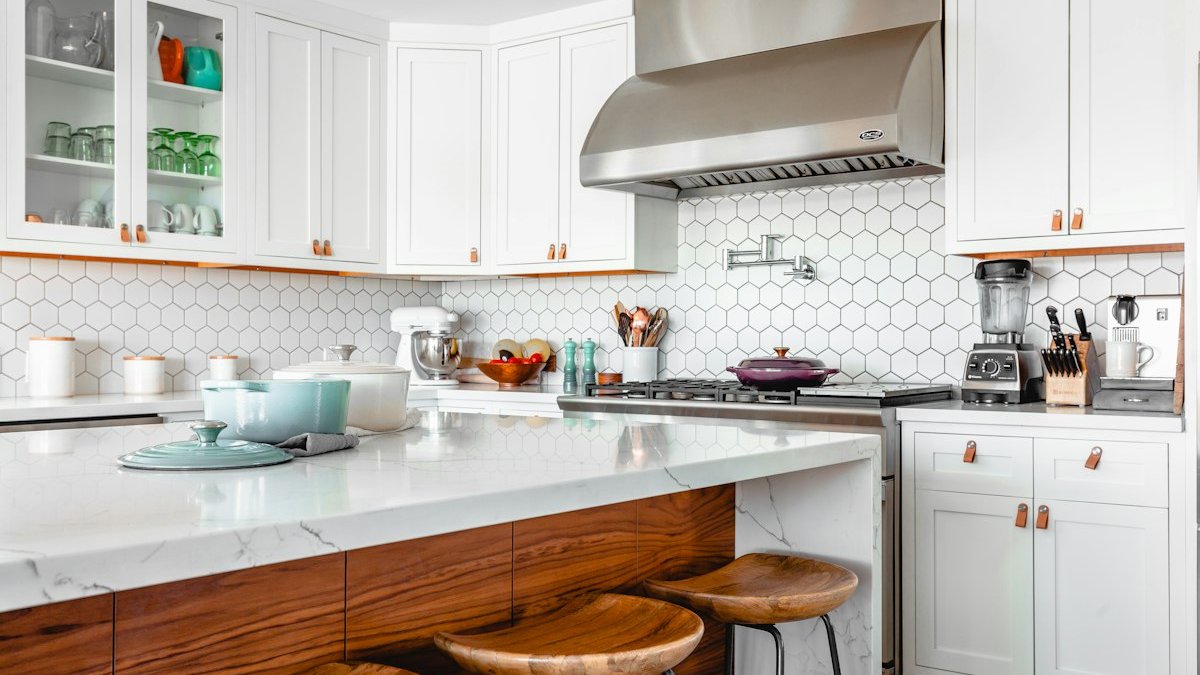 Kitchen Countertop Declutter: The Simple 5-Item Rule for Clutter-Free Meal Prep