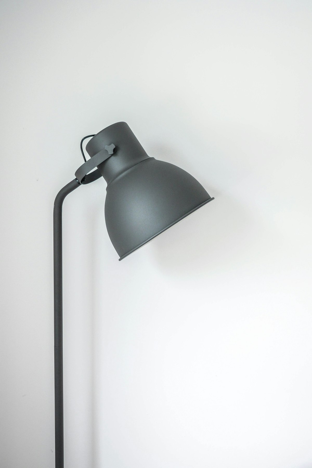 10 Genius Renter-Friendly Lighting Hacks That Transform Dark Rooms (No Wiring or Drilling)