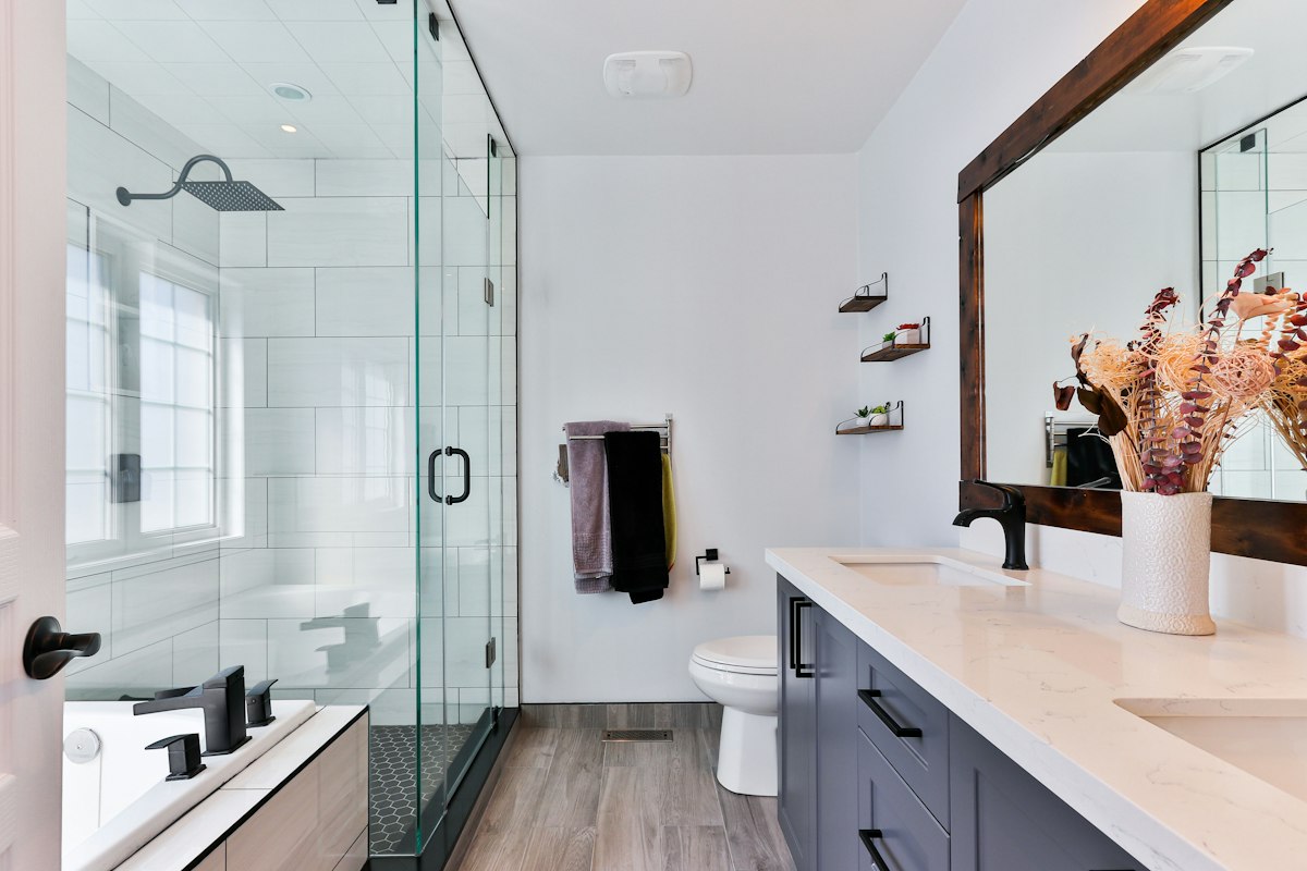 Small Linen Closet Organization: 7 Zero-Reno Tricks to Double Usable Space